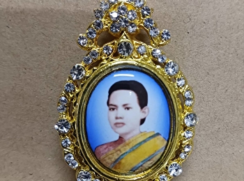 he Demonstration School of Suan Sunandha
Rajabhat University  Making a souvenir
brooch Her Majesty Queen Sunandha
Kumarirat