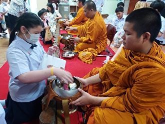 making merit by offering alms to monks,
offering dry food to 3 monks. On July
16, 2024,