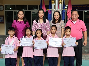 congratulating and presenting
certificates to students for their
participation in the national painting
competition on the theme 