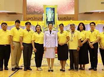 ceremony by offering rice, dry food, and
took part in a memorial ceremony to pay
tribute to the royal benevolence of His
Majesty King Bhumibol Adulyadej the
Great