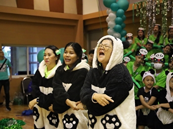 The atmosphere of the green cheerleading
squad 