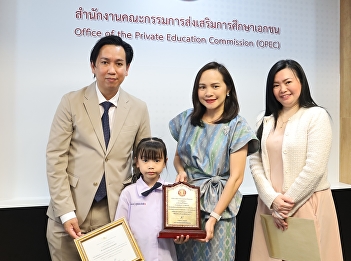 Little Eri receives an award for being
an outstanding child who has brought
fame to Thailand