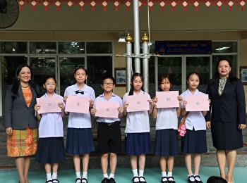 The student council president candidates
draw lots for their numbers.