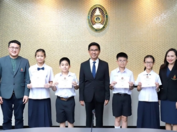 Outstanding students receive
certificates from Suan Sunandha Rajabhat
University Council
