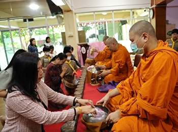 กิจกรรมทำบุญตักบาตร อาหารแห้ง
ถวายพระสงฆ์ 3 รูป