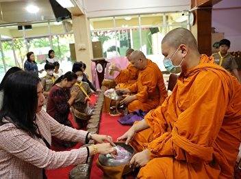 The activity of making merit by offering
dry food to 3 monks.