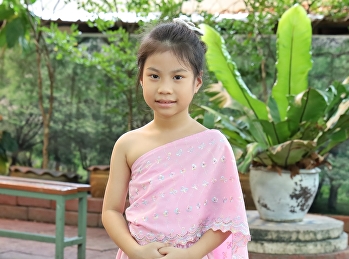 รณรงค์ให้นักเรียนร่วมใจแต่งกายด้วยผ้าไทยพื้นเมืองทุกวันศุกร์