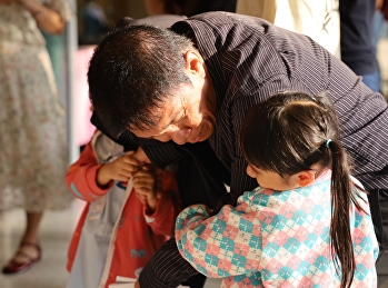 ทุกก้าวของเด็ก ๆ
มีมือของผู้ปกครองคอยจับไว้ไม่ห่าง
ทุกกำลังใจที่ส่งผ่านสายตา