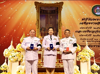 The ceremony for receiving royal
decorations, in front of the portrait of
His Majesty the King.