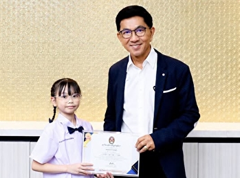 Eri received a certificate of honor from
the University Council in recognition of
the prestige she brought to the
university and her outstanding
achievements in national and
international competitions.