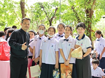 Dry-food alms-offering activity for the
school’s merit-making day